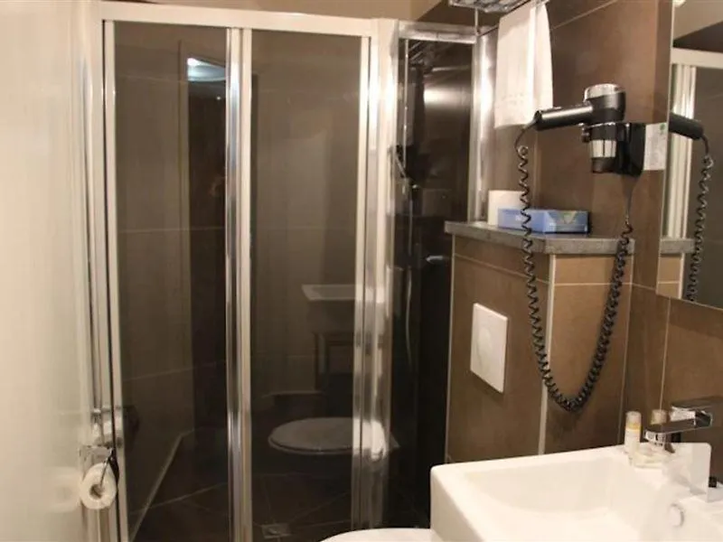 ***  Art Hotel Paris Fransa